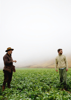 cinecat:  Daniel Day-Lewis and Paul Thomas Anderson behind the scenes of There Will Be Blood (2007) 