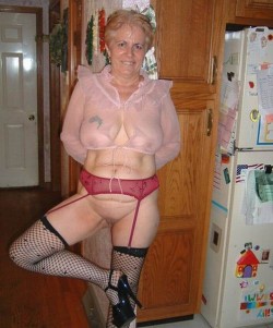 Here is a sexy granny posing in lingerie!Find your naughty granny here!