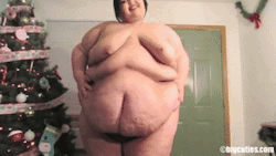 Brianna doing a jiggle for the cam &hellip; Big Cutie Brianna 			G[1] 			 			5'11&quot; 			590  /- 			 			270 kg 			BMI:69.7 		