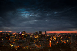 montreal-photos:The city lights at sunrise can become lines, and the sky a blur. • Les lumières de la ville au lever du soleil peuvent aussi devenir des lignes, et le ciel devenir flou.