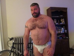 spartacubs:  Submission: Look at that fatty buldge! 