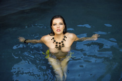frostogre:  Adrianne Curry
