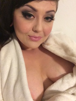 RobynBanx is all dolled up in her luxurious white robe