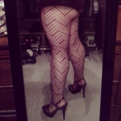 sweetalicewells:  sweetalicewells:  Hi!  Pleasure to meet you!  This was my first ever post :)  nice legs! love those heels
