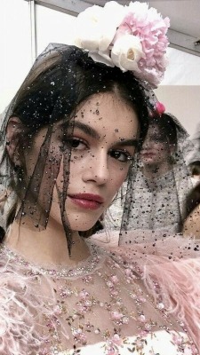 lesliaisonsdemarieantoinette:  Kaia Gerber backstage at Chanel Couture Spring 2018 Paris Fashion Week. Photo, Chanel