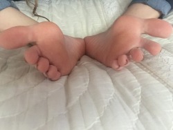 prettyfeet1998:  All clean and pampered my feet 👣 they really miss the feel of a mouth 😭💕