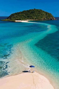 unmotivating:  Fiji, sandbar path allows you to walk on water between islands