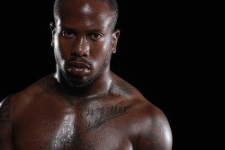celeb-eggplants: xemsays:   VON MILLER is a T H I C K 28 year old linebacker for the NFL’s, denver broncos. tho he looks significantly older, von has only been playing professional football since being drafted in 2011. over the course of his athletic