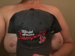 mistressvaliant:  Ok, don’t let it be said I’m a poor sport, here’s my Game Day Porn contribution, USC is stinking up the place, so I threw in some Red Sox so I wouldn’t cry in my beer!  🏈⚾️💋💋 @1fireryredhead @2curious2kno @adsgurl