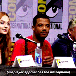 thronescastdaily: Jacob Anderson reacts to a surprise appearance at GoT Comic Con 2017 Panel. [x, x]