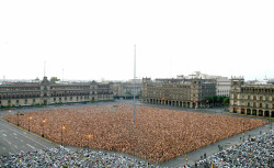 urbannudism:  Thousands of people pose in the nude for an installation by Spencer Tunick in Zocalo Square in Mexico City on May 6 2007