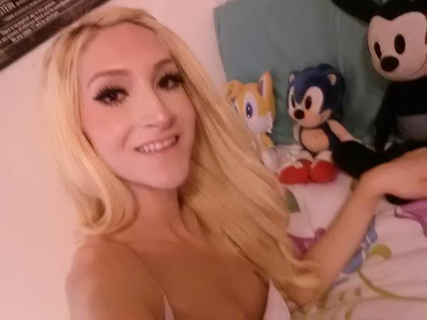 Skinny blonde show webcam