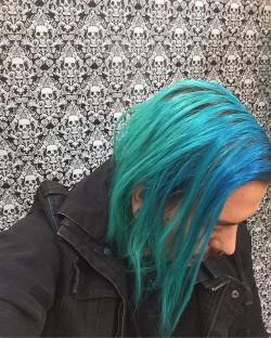 Un poco de mi cabello. :) verde y azul! Feliz juernes! #blue #bluehair #green #greenhair #tattooed #tattooedmen #venezuela #lara #barquisimeto #colombia #gabriel #gabrieldiaz #gabrielwayne #wayne #perfil #cabello #pelo #color #colores #argentina  (en