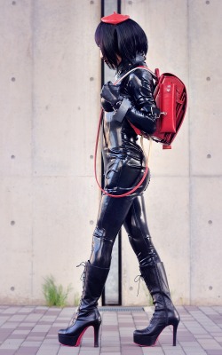sutiblr:  Black rubber latex catsuit, black long boots, and with red randoseru