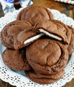 delicious-food-porn:  Peppermint Patty Stuffed Chocolate Cookies
