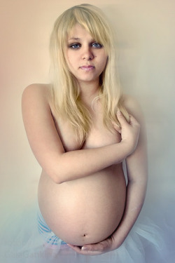 Pregnant Nude Beauty