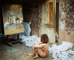 tierradentro:  Model admires Lucian Freud’s “Painter Suprised by a Naked Admirer”, 2005. 