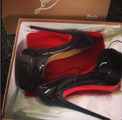 mistresslisa22:  the reason why a woman would kill for shoes………xxxx 