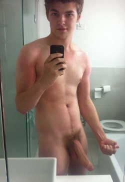 hung-8inches:  ninety-percent-twinks-eleven:  The Twink Next Door  Huge hung twink 