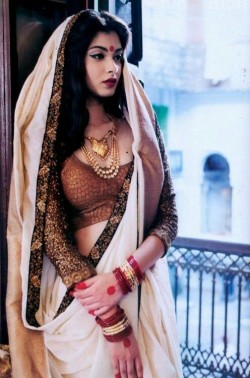seulementpourlesamoureux:This is honestly my favorite South Asian aesthetic, the simple Bengali sari with some red and white combo and a large red bindi. I’m gonna do this. Later. After finals. So excited!  (If I see any white girls reblogging this