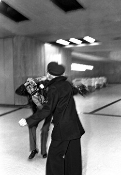 Daniel Angeli a immortalisé Marlène Dietrich à l’aéroport d’Orly en 1975 en train de s'en prendre au photographe Francis Apesteguy.
