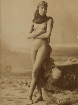 les-sources-du-nil:  Fellah Girl, Cairo, Egypt, circa 1885-1890 (Unknown Photographer, Herzog Collection) 