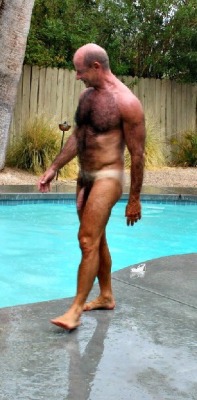 horny-dads:  Horny Dad at the Pool horny-dads.tumblr.com
