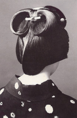 thekimonogallery:  Ichogaeshi - Inverted Maidenhair Leaf Hairstyle 1910s. ‘The [geisha’s] ancient styles of the coiffure are fast disappearing, their place being usurped by the Ichōgaeshi (or inverted maidenhair-leaf which requires no false hair,