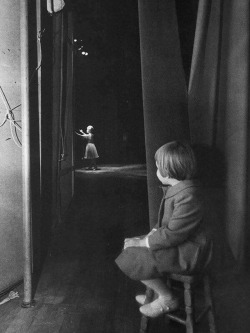 historicaltimes:  Young Carrie Fisher watching her mother Debbie Reynolds perform on stage, 1963