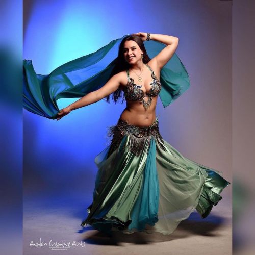 Another shot done for my fashion brand  @avaloncreativearts ・・・ Kalayla @kalaylabellydancer smoothy sensual movements were a joy to photograph , she def taught  me about timing to catch that right moment. #bellydancing #bellydancer #sway #hipmovements