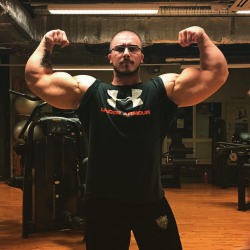 Pete Lind - Showing off his 20.4&quot; arms