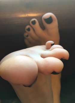 kissabletoes:  Get your mouth ready because these sexy toes need to be sucked.. 👅👅👅   Would love to suck on them.