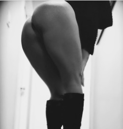 avassexytime:  It’s my favorite day of the week again! Happy Hump Day. 😘  Oh my those legs.