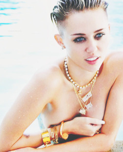iheartmiley-del-rey:  Miley &amp; Lana blog!  Die würd ich auch so übelst kaputtficken!