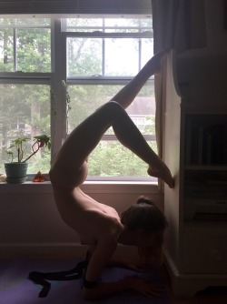 thepureskin:  naked-yogi:  Scorpion Pose assisted self-portrait  (do not remove caption or repost) ©    SEE MORE OF NAKED-YOGI HERE    