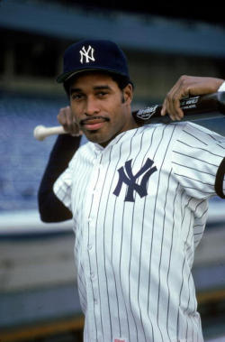 BACK IN THE DAY |12/15/80| Dave Winfield signs a ten-year, ภ million contract with the Yankees, making him the highest-paid player in the history of sports.