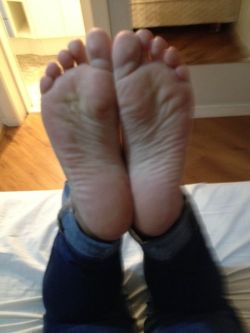 barefootslutwives:  Sexy barefoot sluts