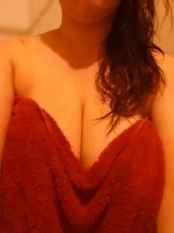 jazforyourbone:Just out of the shower. I wish I had a lady friend that could come over and give me lady kisses and play with my breast.