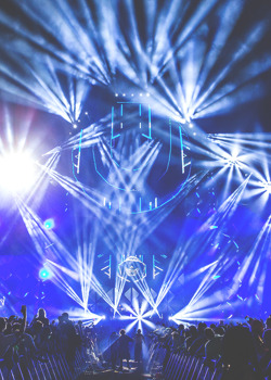rave-republic:  UMF Main Stage by Rukes   