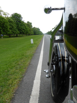 jd-kd:  60 mile solo ride today on the deserted roads (probably due to bank holiday) of South London….No traffic, so I let her rip, and she responded very well!!!! I ♥ my bobber! 