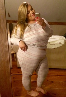 curvingchloe: another day, another set of pajamas! oops! atleast my belly can breathe! 