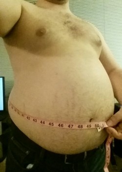 cubstearns:  Found out my belly is over 50 inches around! I’ve known I’ve gotten bigger but I didn’t know I was this big! I just had to show it off. I’m about 250 pounds.