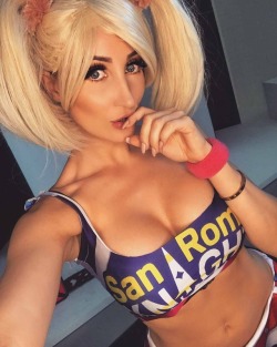 hot-cosplay-babes:  Holly Wolf as Juliet Starling (Lollipop Chainsaw)