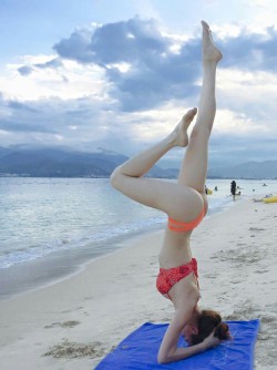 Vietnamese Yoga Beauty Ho Ngoc Ha - what a great body! 