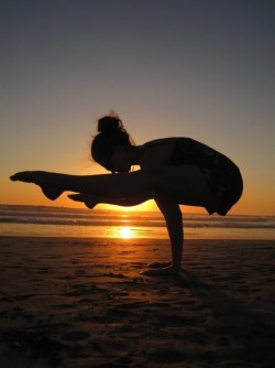 girls-do-yoga:  Yoga girl http://girls-do-yoga.tumblr.com/  &lsquo;A&rsquo; game MaTerial 