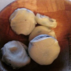 White chocolate oreos made with melted milky bar delish ! #gay #food #milkybar #oreos #homemade #lush #delish