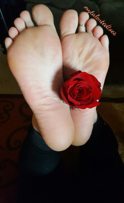 luvhertoes:  mytalentedtoes:  Happy Valentine’s Day! 4/4  Sexy soft candy