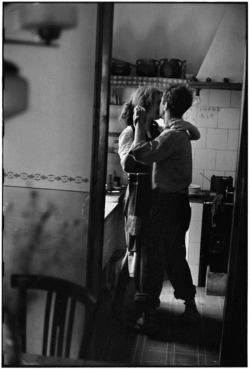 misterdoor:  Dance in the kitchen by Elliott Erwitt, Robert &amp; Mary Frank, Valencia, Spain, 1952. 