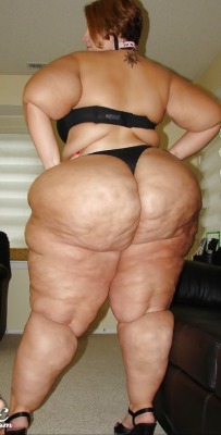 vinny2007:  bbwssbbwlover:  Perfect pear Shape, make ah Nigga go Crazy  She’s ready to sit her bare rump on my face.