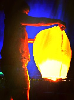 Flying Chinese lanterns off the bay with the lovely paperandpencilskirts